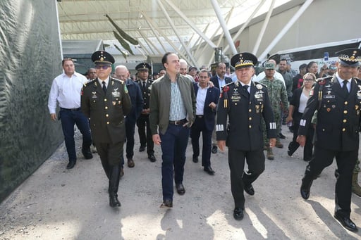  El gobernador Manolo Jiménez Salinas, junto al general Fernando Colchado Gómez, comandante de la XI Región Militar, y Román Alberto Cepeda González,