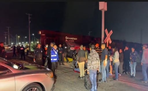 Un tren embistió un transporte de personal en Saltillo, dejando 1 muerto y 15 heridos, mientras autoridades investigan las causas del accidente ocurrido