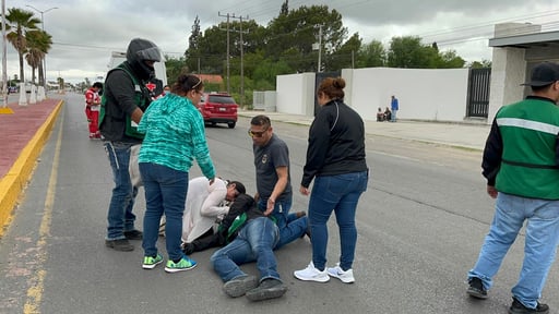 Un trabajador de Moto Mandados Sabinas, identificado como José Luis, de 25 años, resultó lesionado este jueves al caer de su motocicleta en el bulevar Paseo