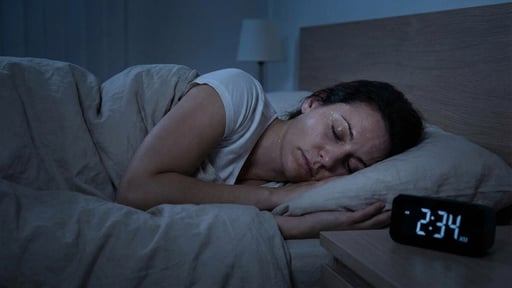 Despertar durante la noche con el pijama y las sábanas empapadas de sudor es una experiencia incómoda y preocupante para muchas personas. Este fenómeno,