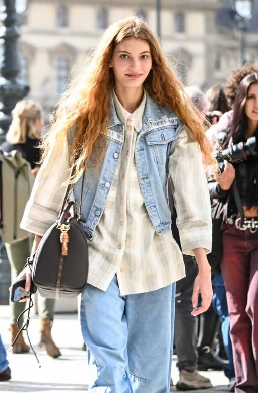 Zara y Mango tienen los vaqueros predilectos para usar en toda la temporada, desde diseños lisos hasta con detalles modernos que marcan la diferencia.  La moda