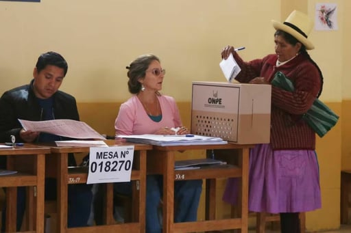 Perú amplió una hora la jornada electoral tras retrasos en apertura de centros de votación, mientras millones de ciudadanos participan en comicios generales