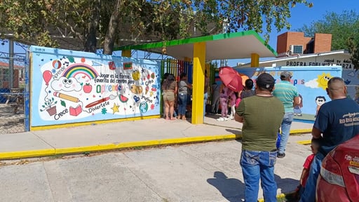 Madres de familia del jardín de niños Edelmira Garza Campos, ubicado en la colonia Guadalupe de Sabinas, manifestaron su inconformidad por la reciente