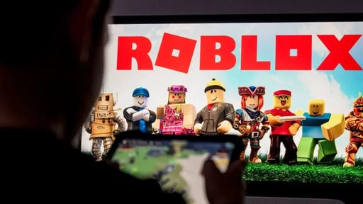Roblox implementa nuevas cuentas por edad para limitar contenido y chats, reforzando la seguridad infantil y el control parental en su plataforma digital.