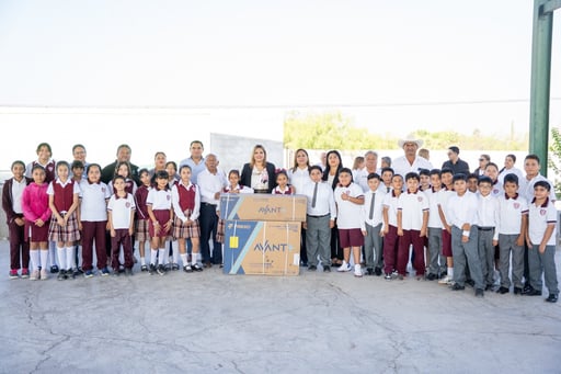   Como parte del compromiso demantener una relación cercana con el sector educativo, la alcaldesa YesicaSifuentes Zamora encabezó la ceremonia del lunes cívico