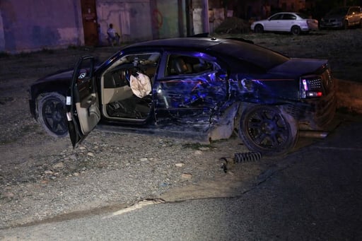 El impacto entre el tráiler y el automóvil deja mujer lesionada.  Un fuerte accidente vial se registró durante la noche del lunes sobre el Libramiento Carlos
