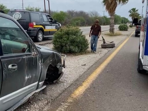 Un conductor resultó con lesiones leves luego de impactar su vehículo contra una palmera en la curva de la carretera Morelos–Nava, a la altura del sector