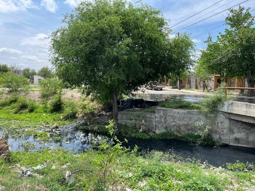 Habitantes de la colonia Sarabia y Jorge B. Cuéllar en Sabinas denunciaron una fuga de aguas negras registrada en la calle De los Héroes, que ha generado