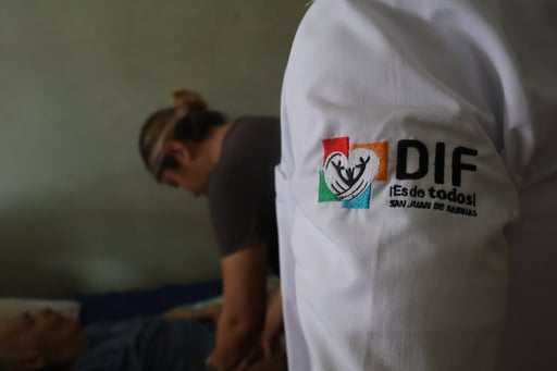 El DIF de San Juan de Sabinas realizó entrega de apoyos alimentarios y mantiene visitas médicas domiciliarias para adultos mayores dentro de su programa