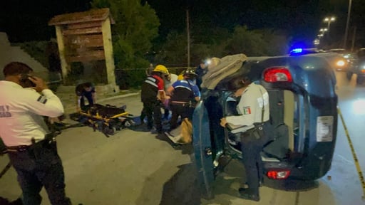   Piedras Negras, Coahuila.– Un accidente vial de consideración se registró sobre el bulevar Mendoza Berrueto, donde un automóvil compacto terminó volcado,