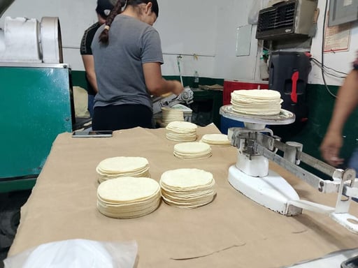 El precio de la tortilla de maíz podría registrar un nuevo incremento a partir del mes de mayo, lo que ha generado preocupación entre comerciantes