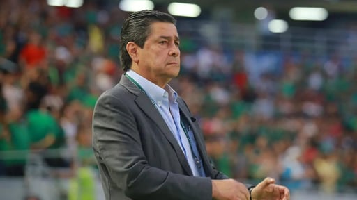   Luis Fernando Tena reapareció en público en el partido entre Comunicaciones y Municipal de Guatemala, disputado en el Clásico 377, tras varias semanas fuera