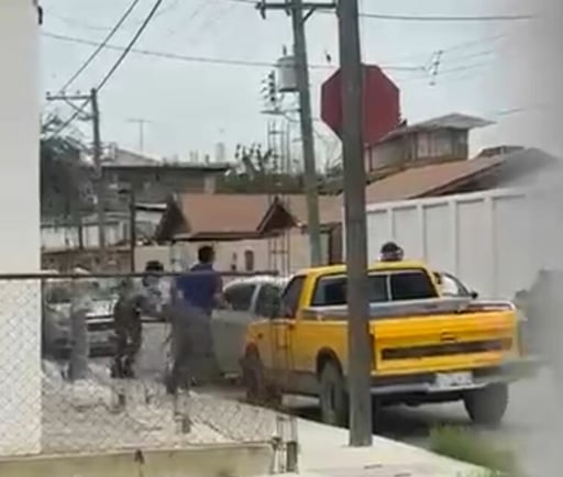 Piedras Negras, Coahuila.– Un incidente se registró frente a la preparatoria Manuel Acuña e INSUNTE, en la colonia Burócratas, cuando un vehículo gris