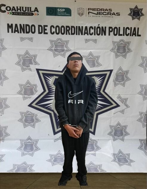   Piedras Negras, Coahuila.– Un joven taxista de 23 años terminó hospitalizado luego de ser atacado con un arma blanca cuando intentó intervenir para auxiliar
