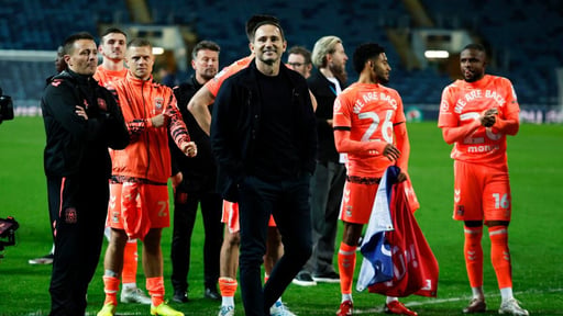    Coventry City aseguró su ascenso a la Premier League tras 25 años de ausencia, luego de empatar 1-1 con Blackburn.  El Coventry City está de vuelta