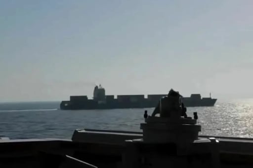 Estados Unidos interceptó un carguero iraní en el Golfo de Omán tras abrir fuego, en un operativo que intensifica la tensión en el estratégico estrecho