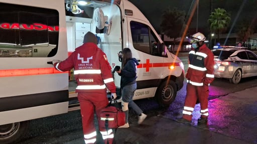 Socorritas de Cruz Roja auxiliaron a la lesionada.  Un joven motociclista derribó a su acompañante tras perder el control de la unidad mientras circulaba sobre