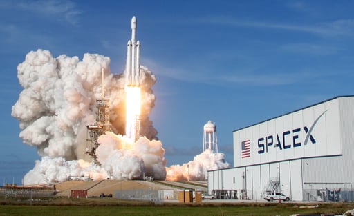 SpaceX analiza adquirir Cursor o asociarse con la plataforma de programación con IA, mientras impulsa su competencia tecnológica en el mercado global