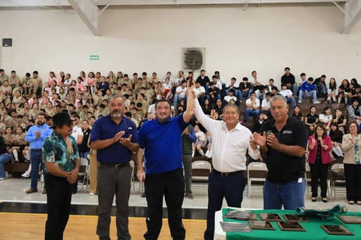 El ex campeón mundial de boxeo Marco Antonio Rubio encabezó una charla motivacional en Nueva Rosita dirigida a jóvenes, donde se promovió el deporte como