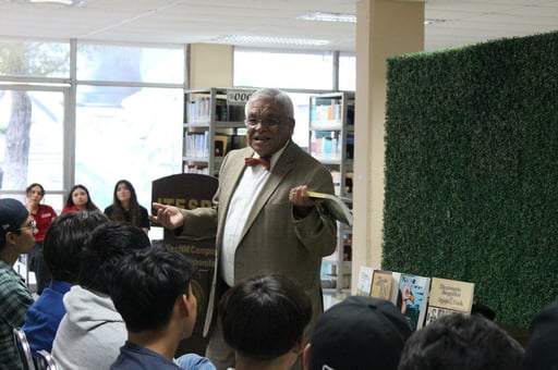El historiador Ramiro Flores impartió conferencia en el TEC sobre el Día del Libro, destacando lectura como herramienta clave para jóvenes estudiantes