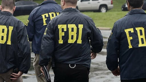 Autoridades federales en Estados Unidos investigan a dos adolescentes arrestados en Houston por presunta conspiración para atacar una sinagoga en Texas, según