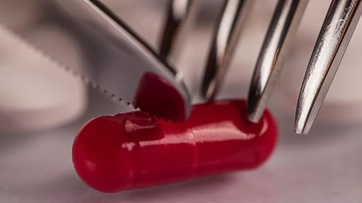 La Agencia Española de Medicamentos y Productos Sanitarios (AEMPS) emitió una advertencia importante: modificar comprimidos o cápsulas —ya sea partiéndolos,