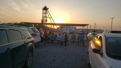 Familias de mineros en Pasta de Conchos, en San Juan de Sabinas, presencian nuevos avances en la recuperación de restos tras intensas labores de rescate.
