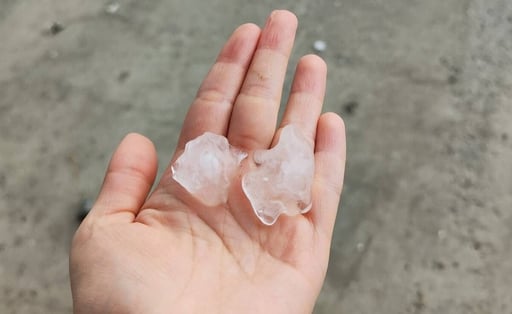 Una intensa caída de granizo sorprendió a habitantes de Nueva Rosita y el ejido Zaragoza, generando movilización preventiva de autoridades sin reportes