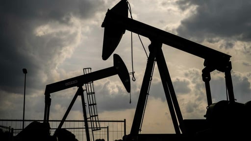 El petróleo registra fuerte alza por bloqueo a puertos iraníes, intensificando crisis de suministro global y elevando temores de inflación en mercados