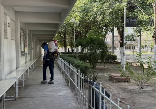Como parte de las acciones preventivas en materia de salud pública, brigadas del Departamento de Vectores realizaron labores de fumigación en el Colegio