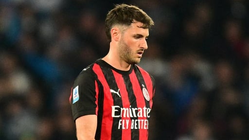    Milan analiza vender a Santiago Giménez para equilibrar finanzas. El mexicano podría dejar el club si llega una oferta de 25 millones.  El AC Milan habría
