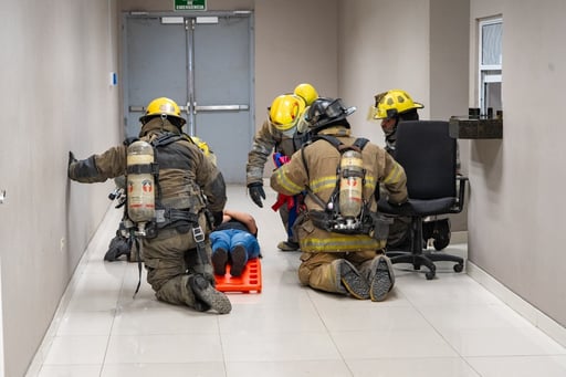 Más de 150 personas fueron desalojadas en poco más de tres minutos durante el simulacro de incendio realizado este miércoles en la Presidencia Municipal