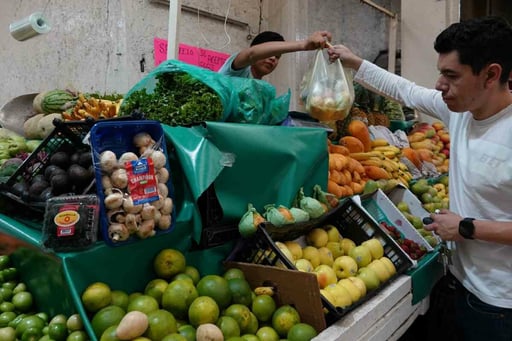 En abril, la inflación en México se desaceleró a 4.45 por ciento anual según el Inegi, pese a presiones persistentes y expectativas del mercado financiero.