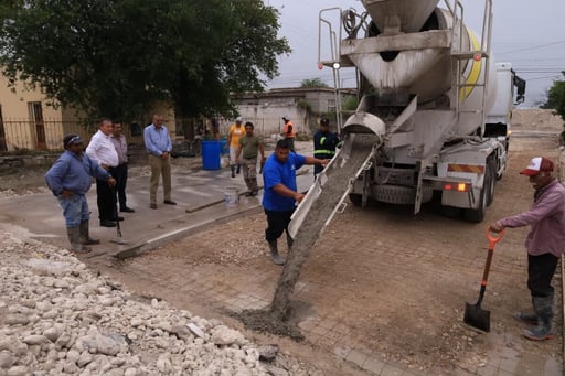 El alcalde Óscar Ríos encabezó una jornada de supervisión en Nueva Rosita con acciones de pavimentación, drenaje y limpieza escolar para mejorar movilidad