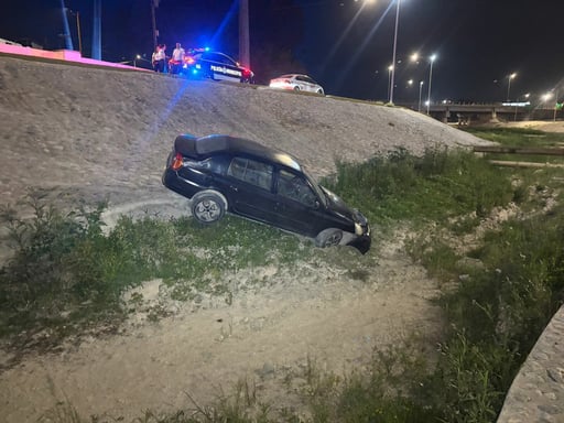 El accidente movilizó los cuerpos de rescate y seguridad.   La madrugada de este jueves, un automóvil terminó en el fondo del río Monclova luego