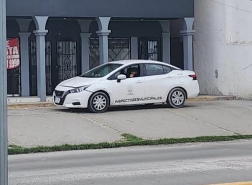 Un vehículo oficial perteneciente al cuerpo multidisciplinario de inspectores municipales fue ubicado presuntamente mal estacionado al exterior de un negocio