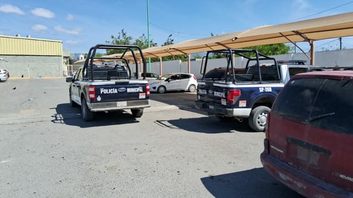 Testigos alertaron al 911 al escuchar el llanto del menor.  Un bebé que permanecía dentro de una camioneta estacionada en el estacionamiento del centro
