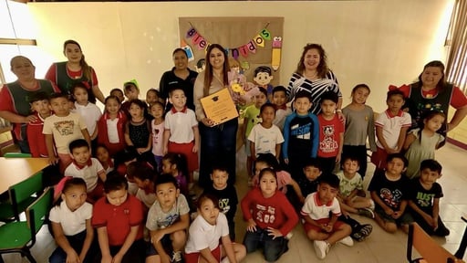 Claudia Andrades de Calvillo fue invitada en Sabinas por el Jardín de Niños Sor Juana Inés de la Cruz como madrina de generación escolar local  El Jardín