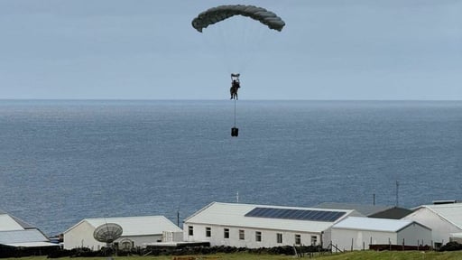 Un equipo militar británico realizó un salto de emergencia en Tristán da Cunha para entregar oxígeno y suministros a un paciente sospechoso de hantavirus.