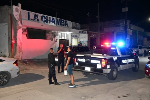 Clientes abandonaron el lugar mientras llegaban las patrullas.  Lo que comenzó como una noche de carambola y convivencia terminó generando una fuerte