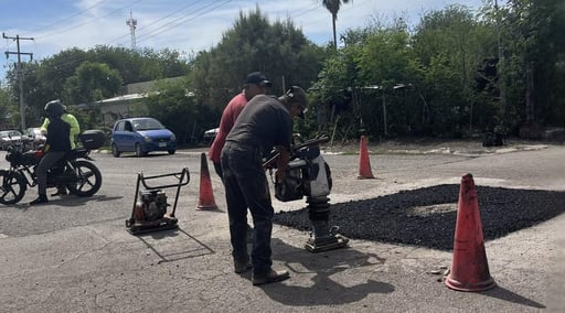 El Gobierno Municipal de Múzquiz mantiene trabajos de bacheo y construcción de reductores viales para mejorar la seguridad y movilidad en distintos sectores