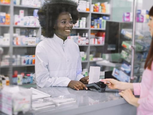 La próxima vez que recojas un medicamento en la farmacia, es posible que te ofrezcan un cupón de descuento. Aunque a simple vista parezca una excelente