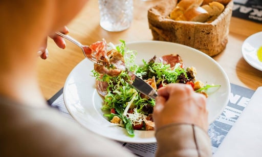 Salir a comer en restaurantes y establecimientos de comida rápida podría estar contribuyendo al aumento mundial de la obesidad, de acuerdo con un estudio