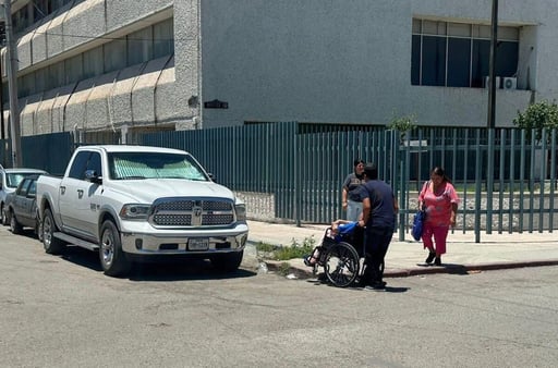   En Piedras Negras, una camioneta con placas de Texas fue captada obstruyendo la rampa de acceso para personas con discapacidad en la Clínica 79 del Instituto