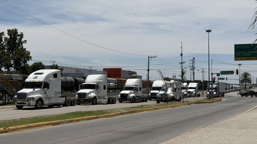 Las complicaciones para cruzar por el Puente Internacional II continúan generando afectaciones al transporte de carga en Piedras Negras, donde operadores
