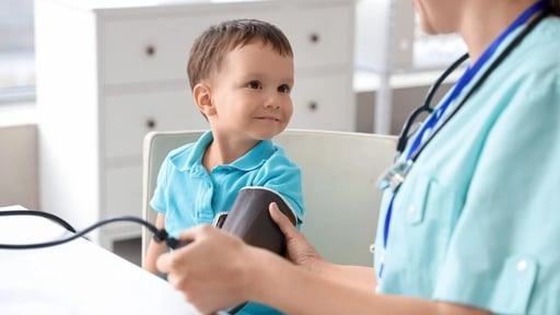La hipertensión arterial suele relacionarse con personas adultas, el estrés o hábitos poco saludables adquiridos con el tiempo. Sin embargo, especialistas