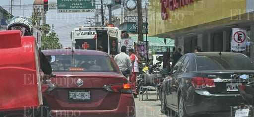 Paramédicos de Cruz Roja Mexicana, quienes atendieron al hombre y detectaron síntomas compatibles con un probable golpe de calor  El movimiento de comerciantes