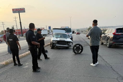 El automóvil quedó atravesado sobre el camellón central.  Con severos daños en la parte frontal y atravesado sobre el camellón central, terminó un automóvil