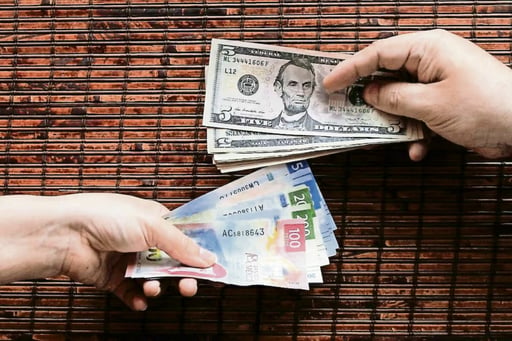 Especialistas advirtieron que la nueva orden ejecutiva de Estados Unidos podría restringir el acceso bancario de migrantes indocumentados y afectar las remesas