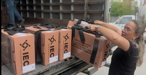Arriba a Sabinas el material electoral del Distrito 03, iniciando la distribución de paquetes para la elección del 7 de junio en Coahuila.  Este jueves
